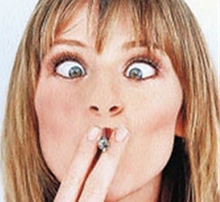 Курящая девушка