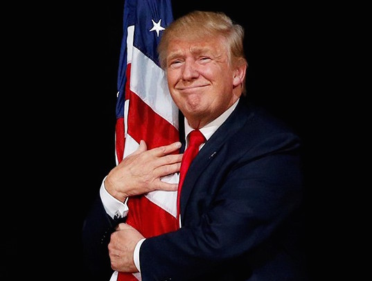 Трамп с флагом